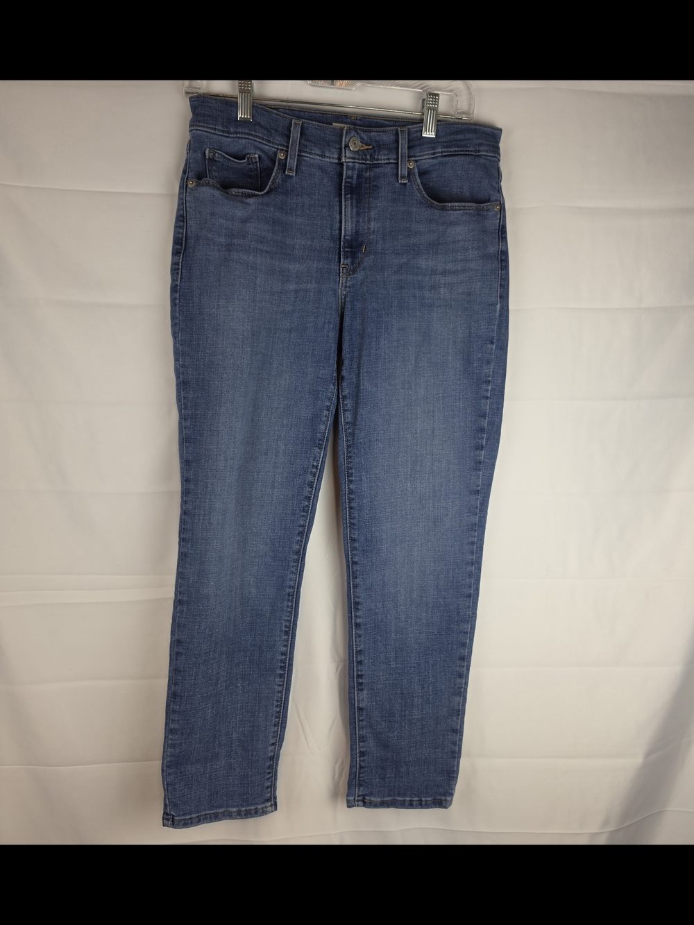 Levi's Classic Crop Jeans in Medium Blue Wash. Size 6/28